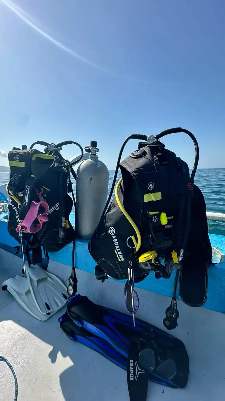 Equipo de buceo preparado junto al mar